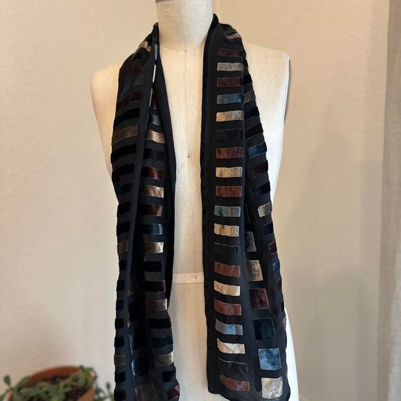 Ann Taylor Women’s Scarf Black Velvet Burnout Oblong Scarf Silk Blend - Picture 2 of 3